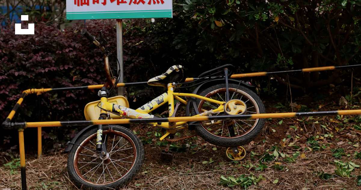 Foto Sepeda kuning diparkir di samping tanaman hijau – Gambar Kendaraan ...