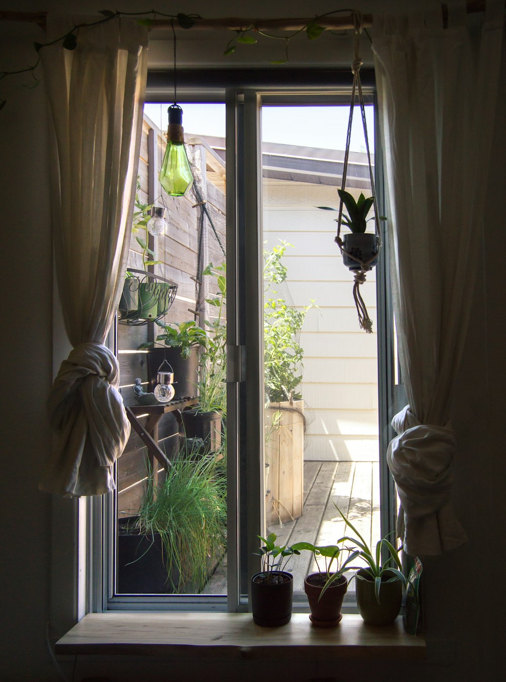 Foto zum Thema Weißer Fenstervorhang in der Nähe von weiß gerahmtem  Glasfenster – Kostenloses Bild zu Fenster auf Unsplash
