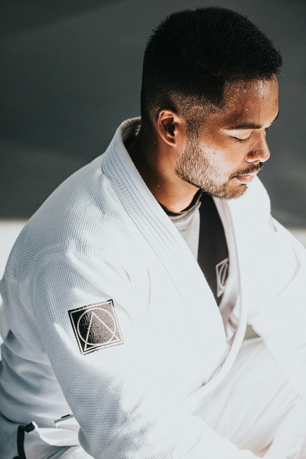 Un uomo in un kimono bianco seduto