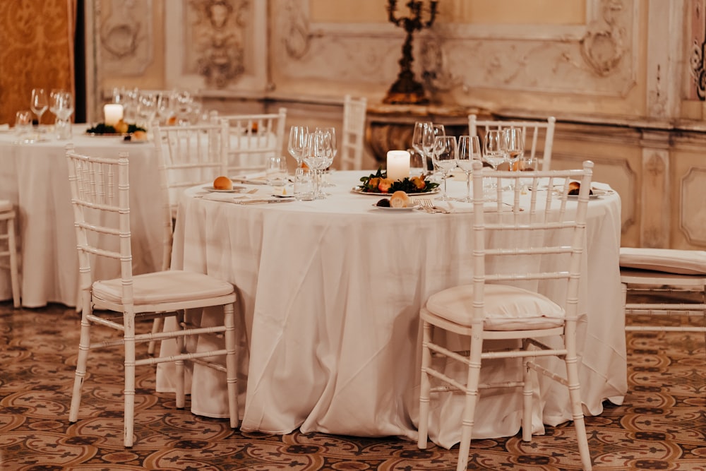 Photo en niveaux de gris d’une table à manger avec des chaises