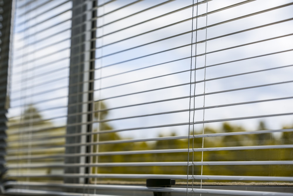 Weiße Jalousien am Fenster