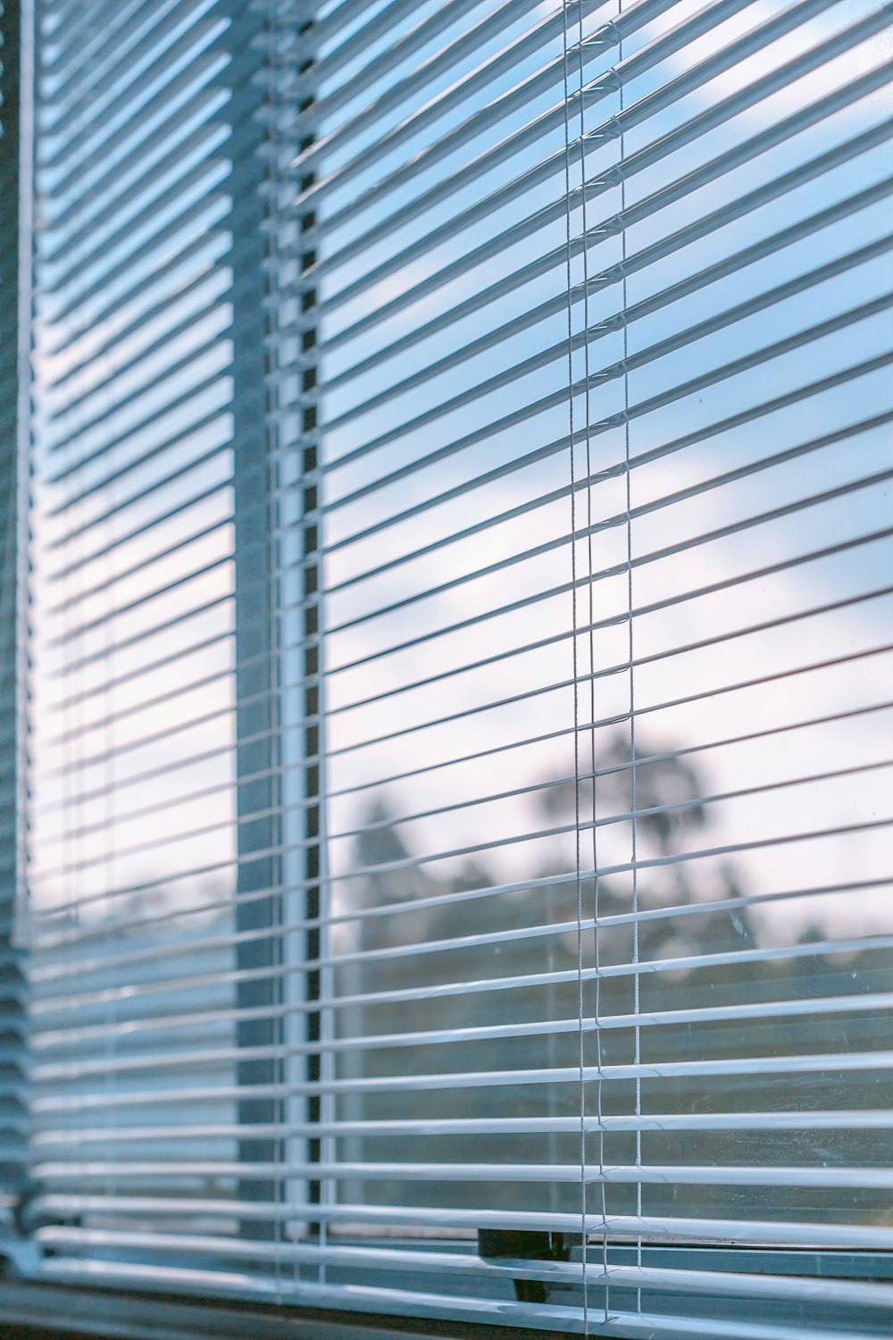 white window blinds during daytime