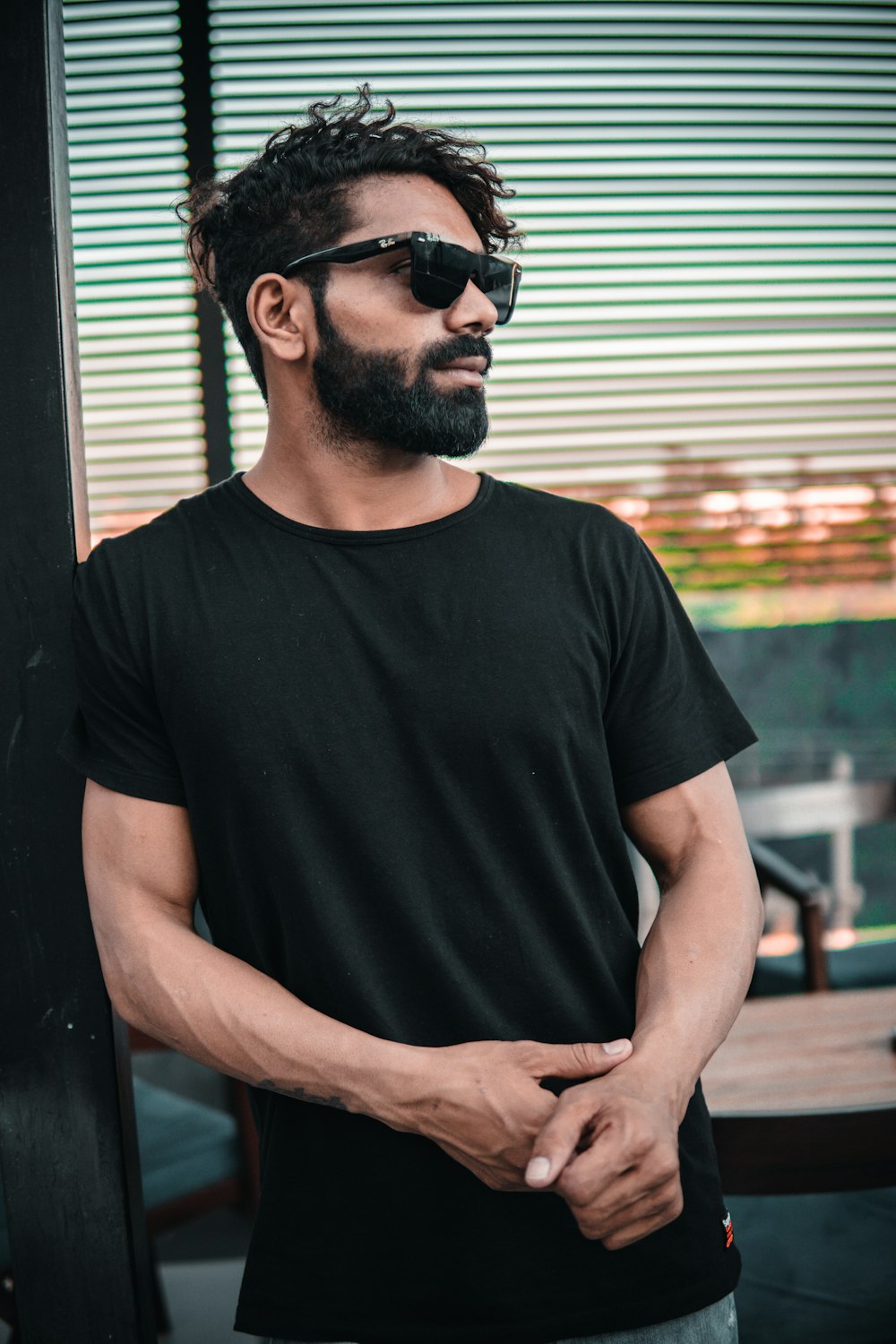 Foto hombre con camiseta negra con cuello redondo y gafas de sol negras –  Imagen Humano gratis en Unsplash