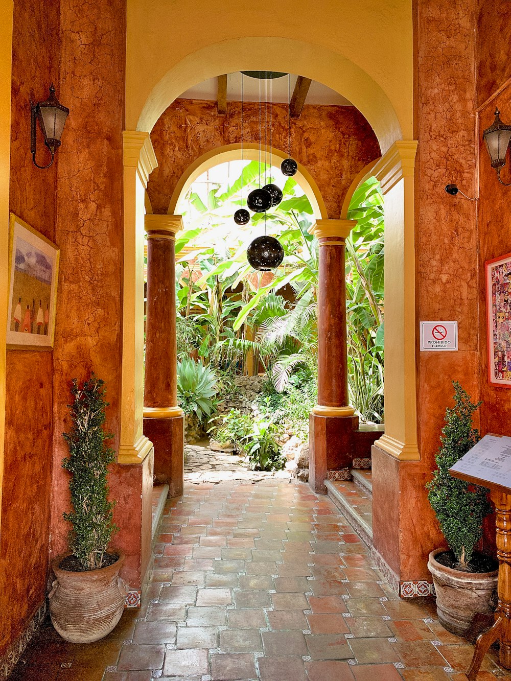 Edificio de hormigón marrón con plantas verdes