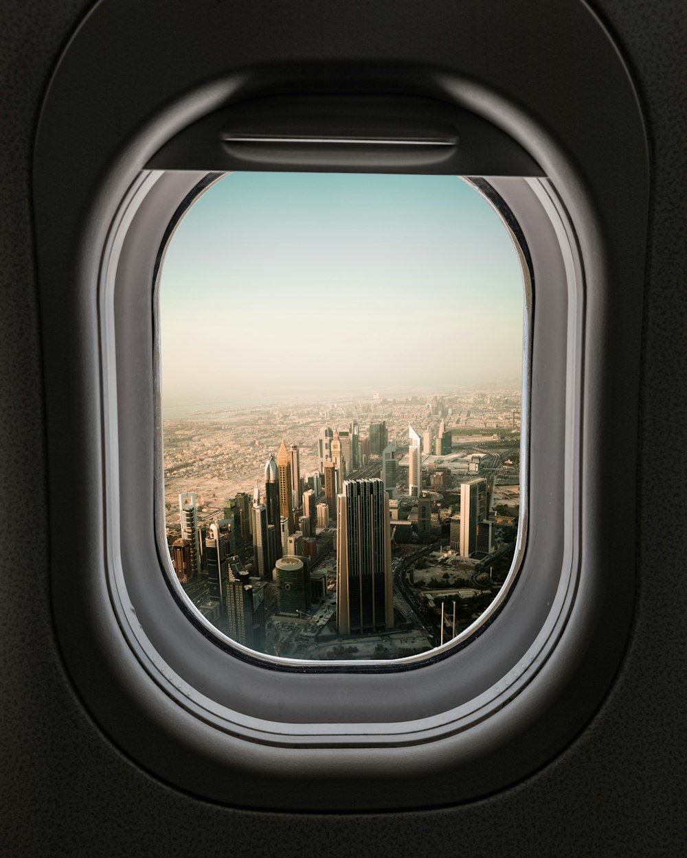 日中の街の飛行機の窓の眺め