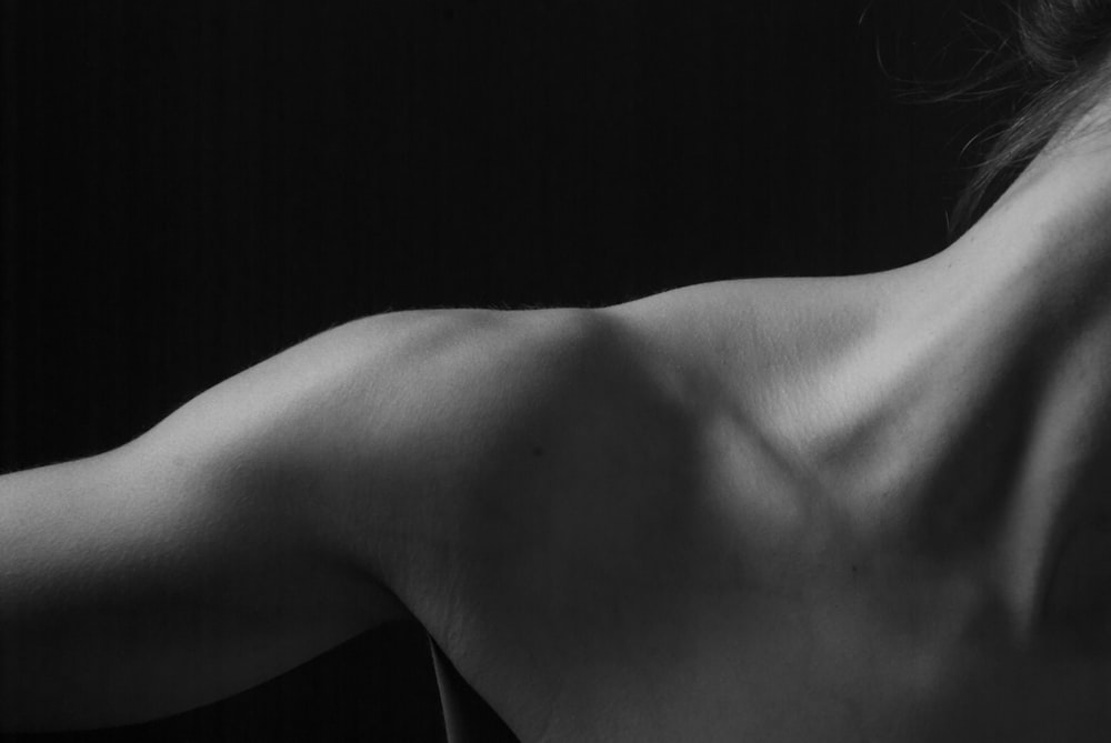 foto in scala di grigi di una donna nuda