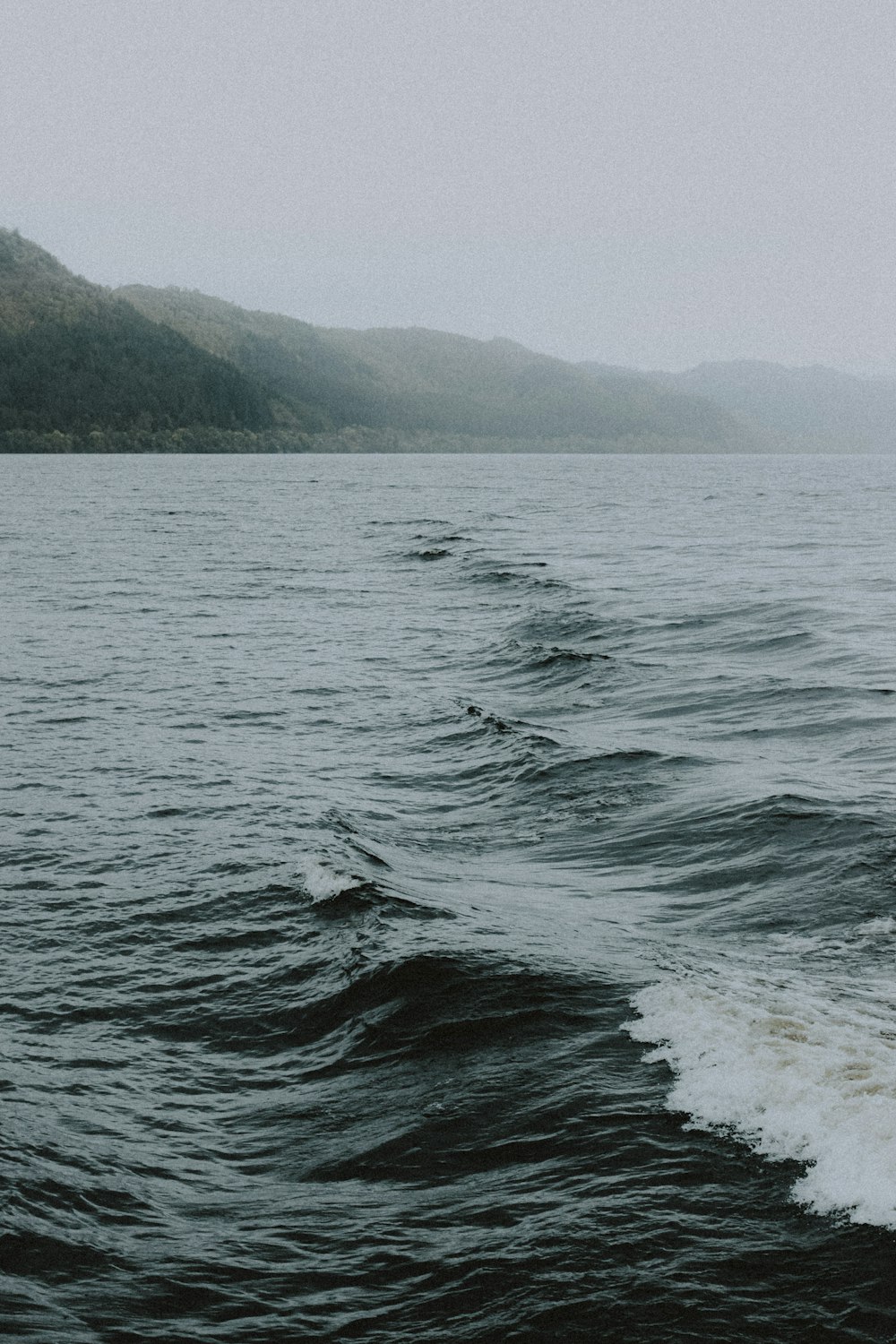 sea waves crashing on shore during daytime