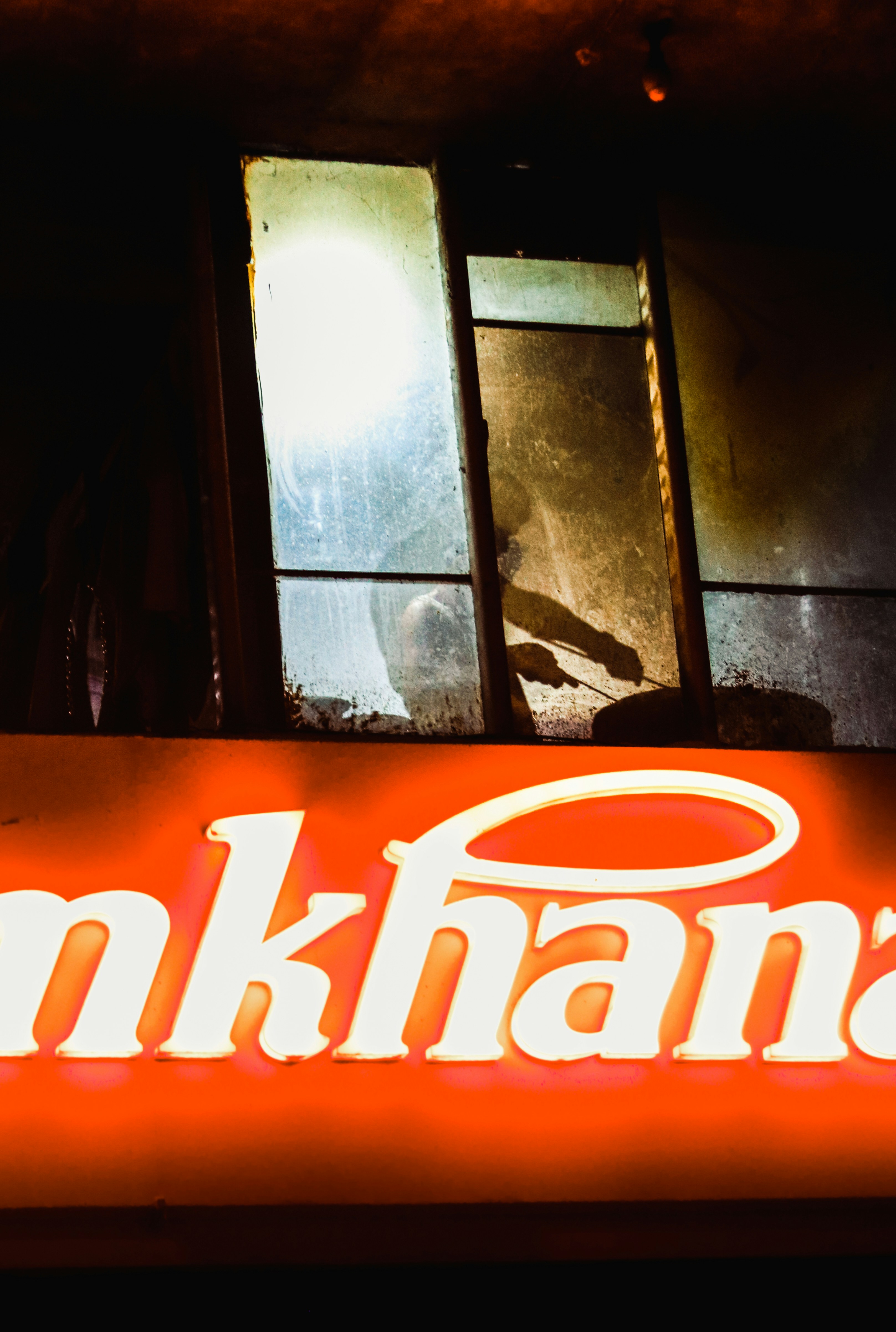 Papan nama neon Coca Cola merah dan putih