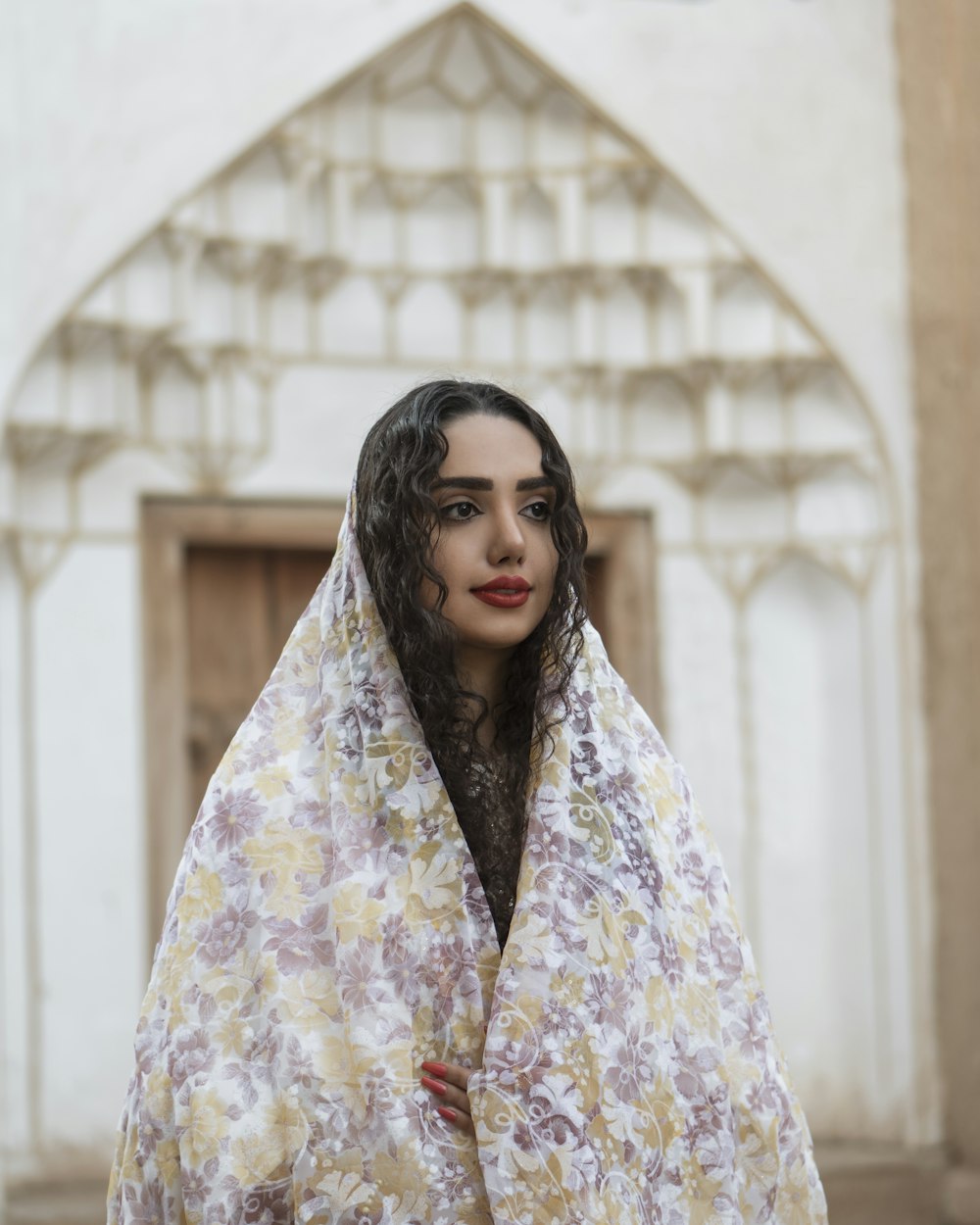 Frau in weißem und lila geblümtem Hijab