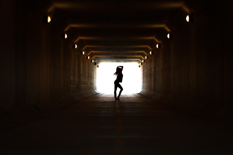 Silhouette en tunnel mystérieux