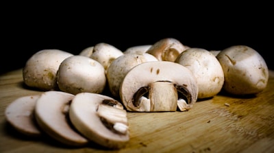 400 gram packages of fresh mushrooms neatly arranged, showcasing quality and freshness.