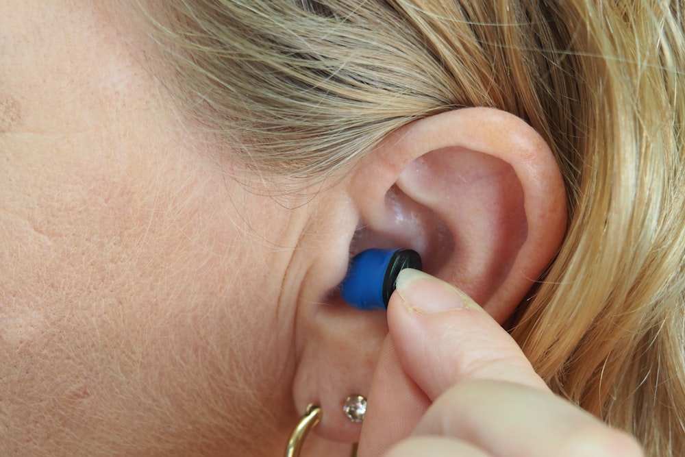 femme portant une boucle d’oreille bleue