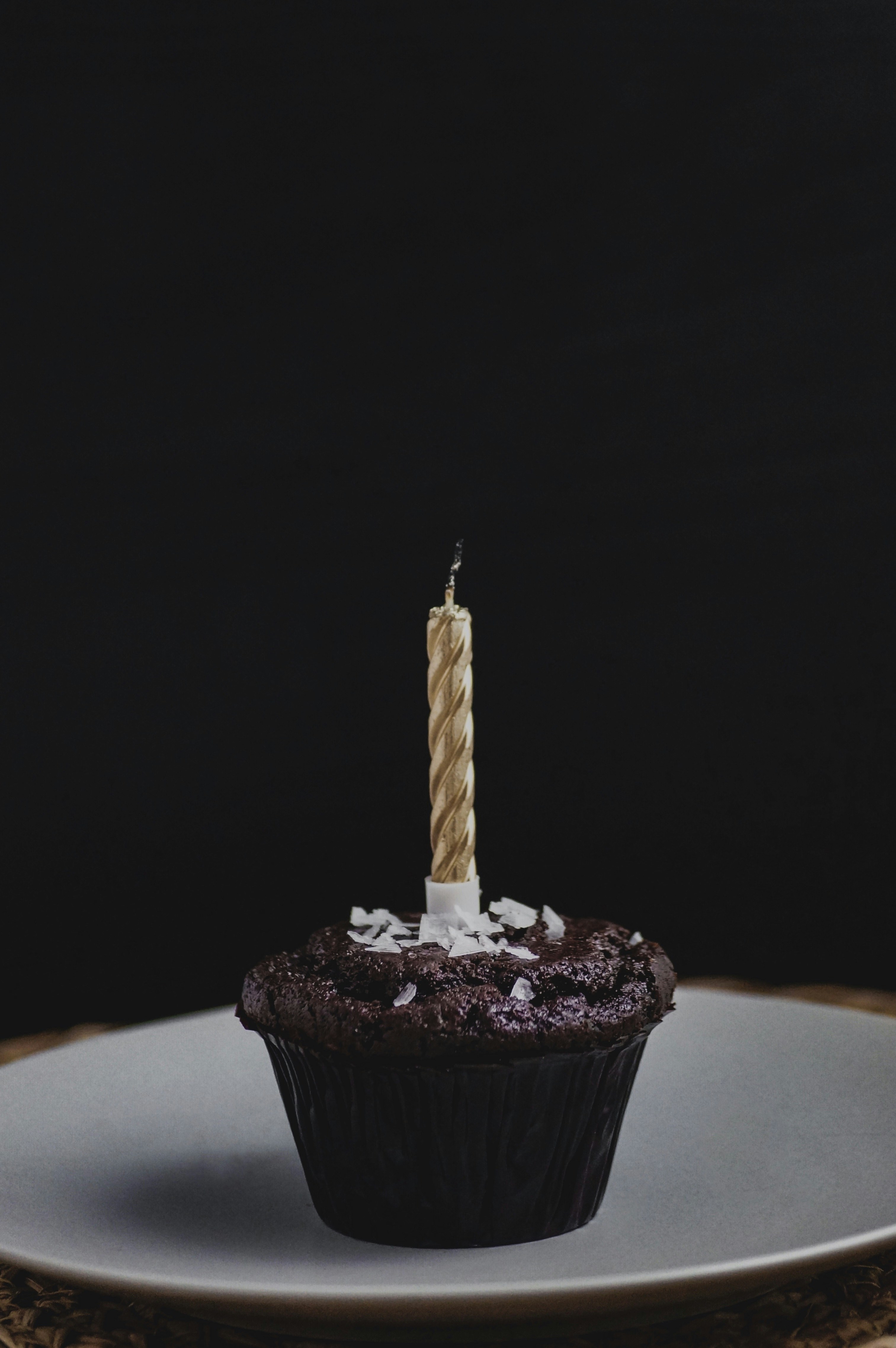 Cupcake al cioccolato con glassa bianca su piatto in ceramica bianca foto –  Immagine gratis di Cibo su Unsplash, image size:3000x4514