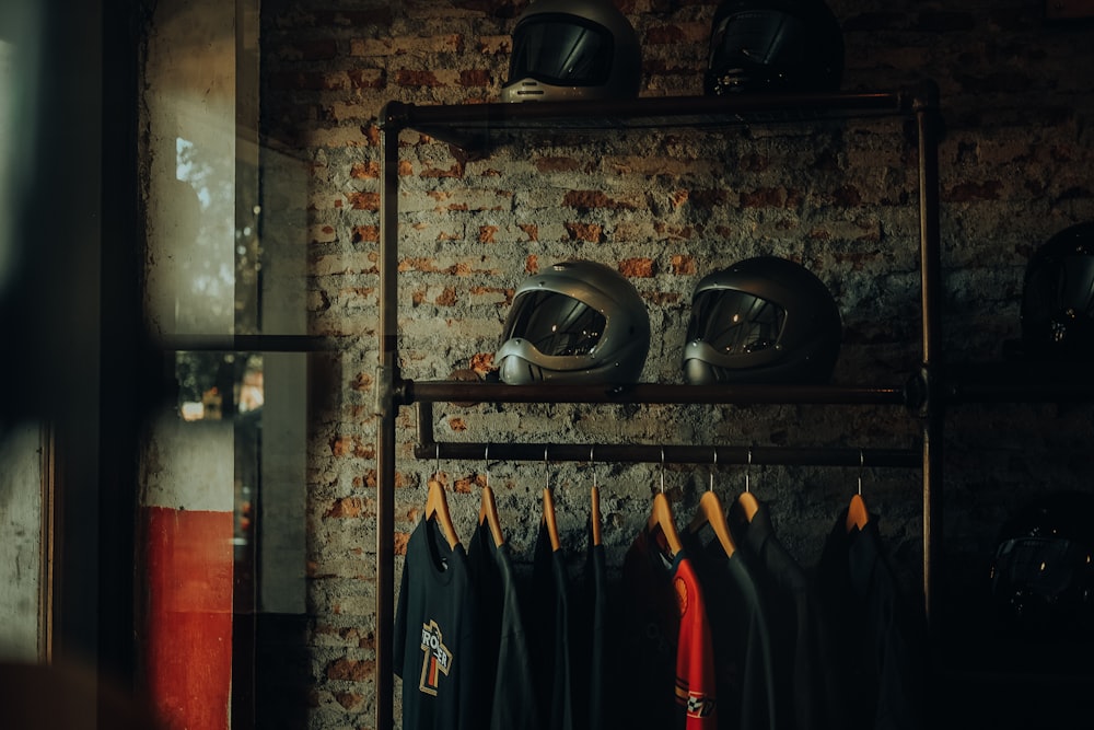 capacete preto no rack de aço preto