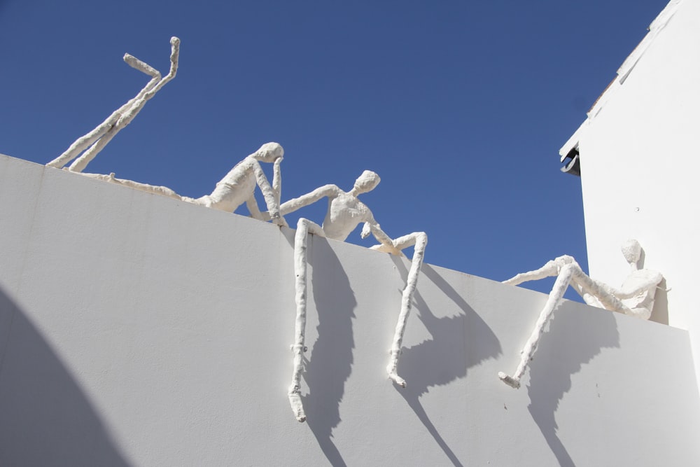 Un edificio blanco con esculturas en el costado