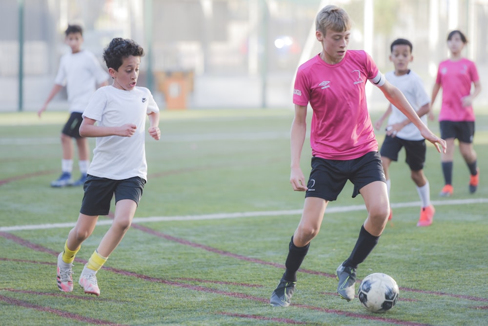 昼間にサッカーをする男性2人