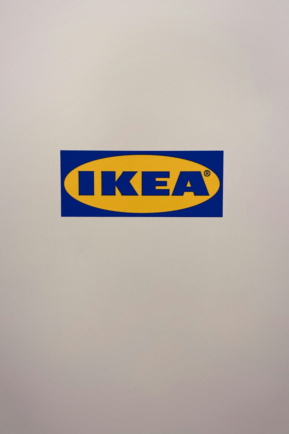 파란색과 노란색 IKEA 스티커가있는 흰색 냉장고