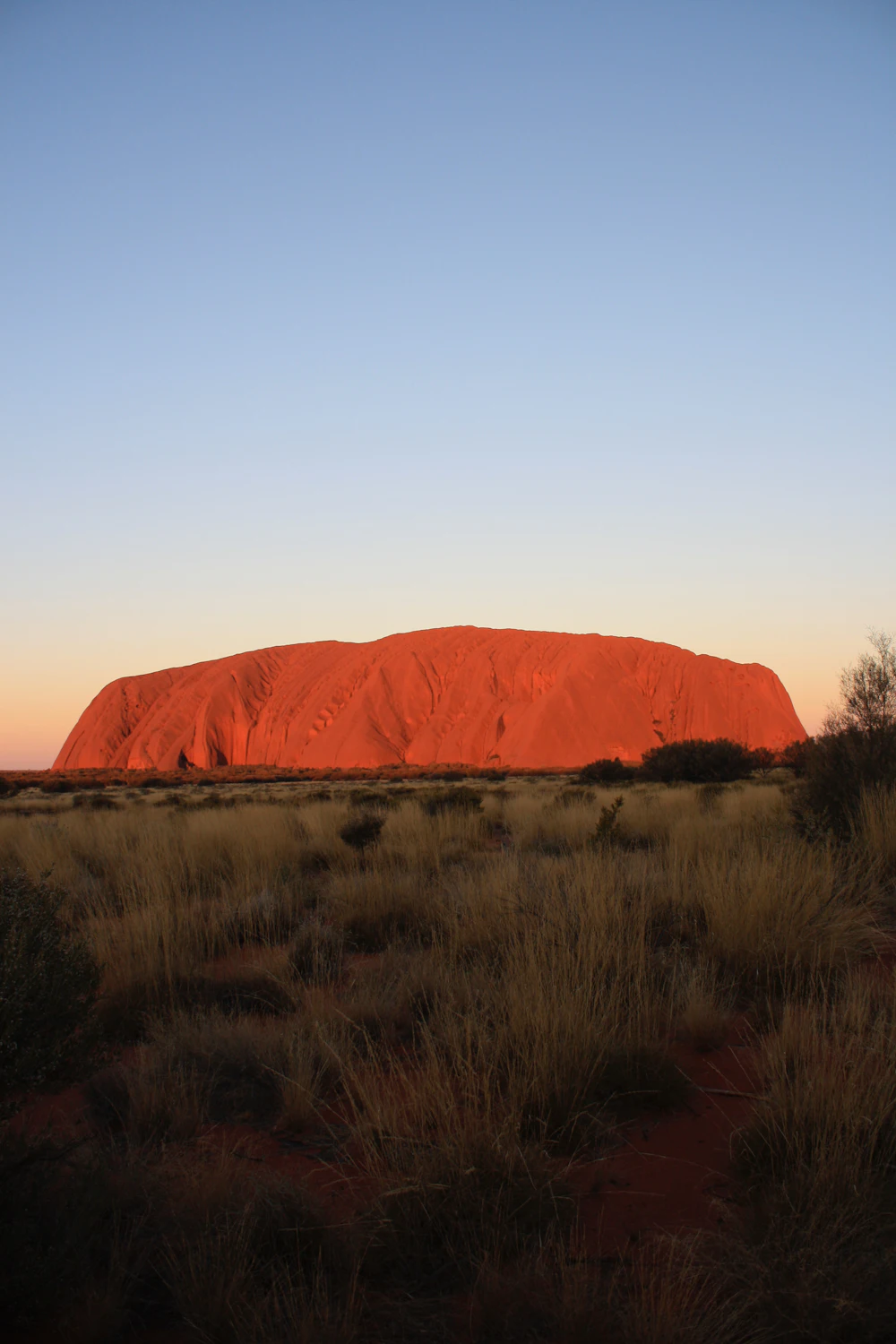 Amanecer sobre Uluru con cielos de colores
