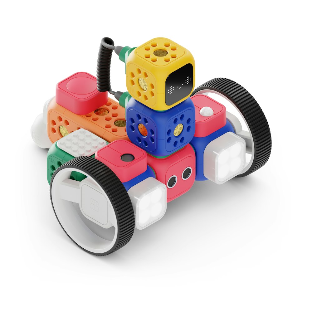 Blaues und gelbes Roboterspielzeug