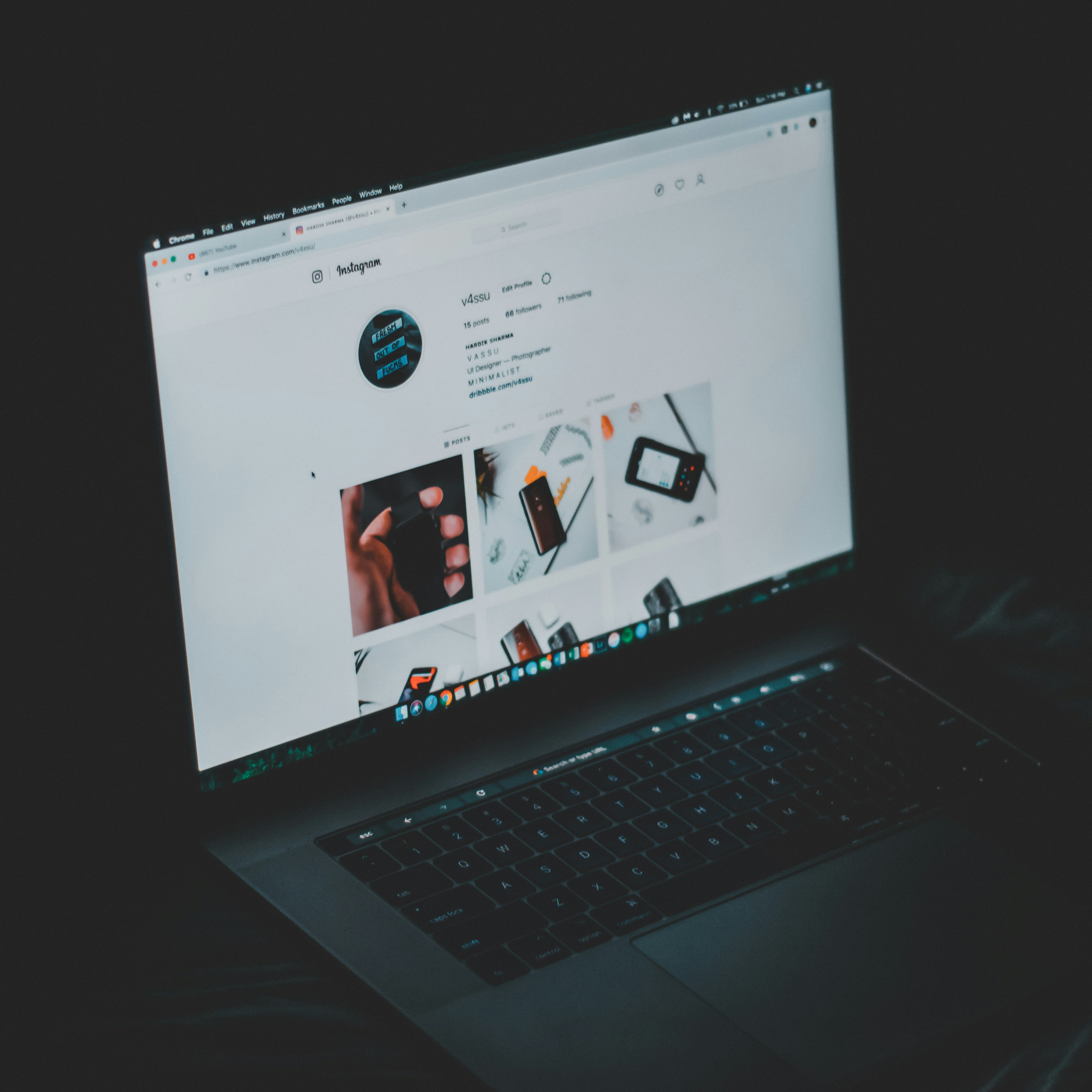 computador portátil preto ativado exibindo youtube