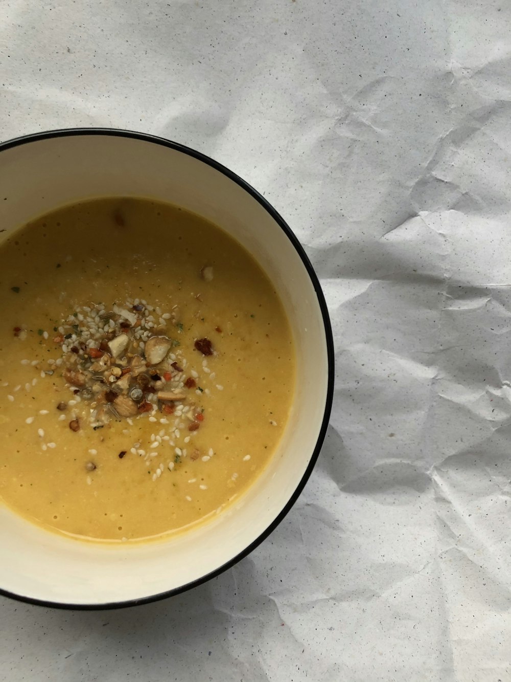 Cuenco de cerámica blanca con líquido amarillo