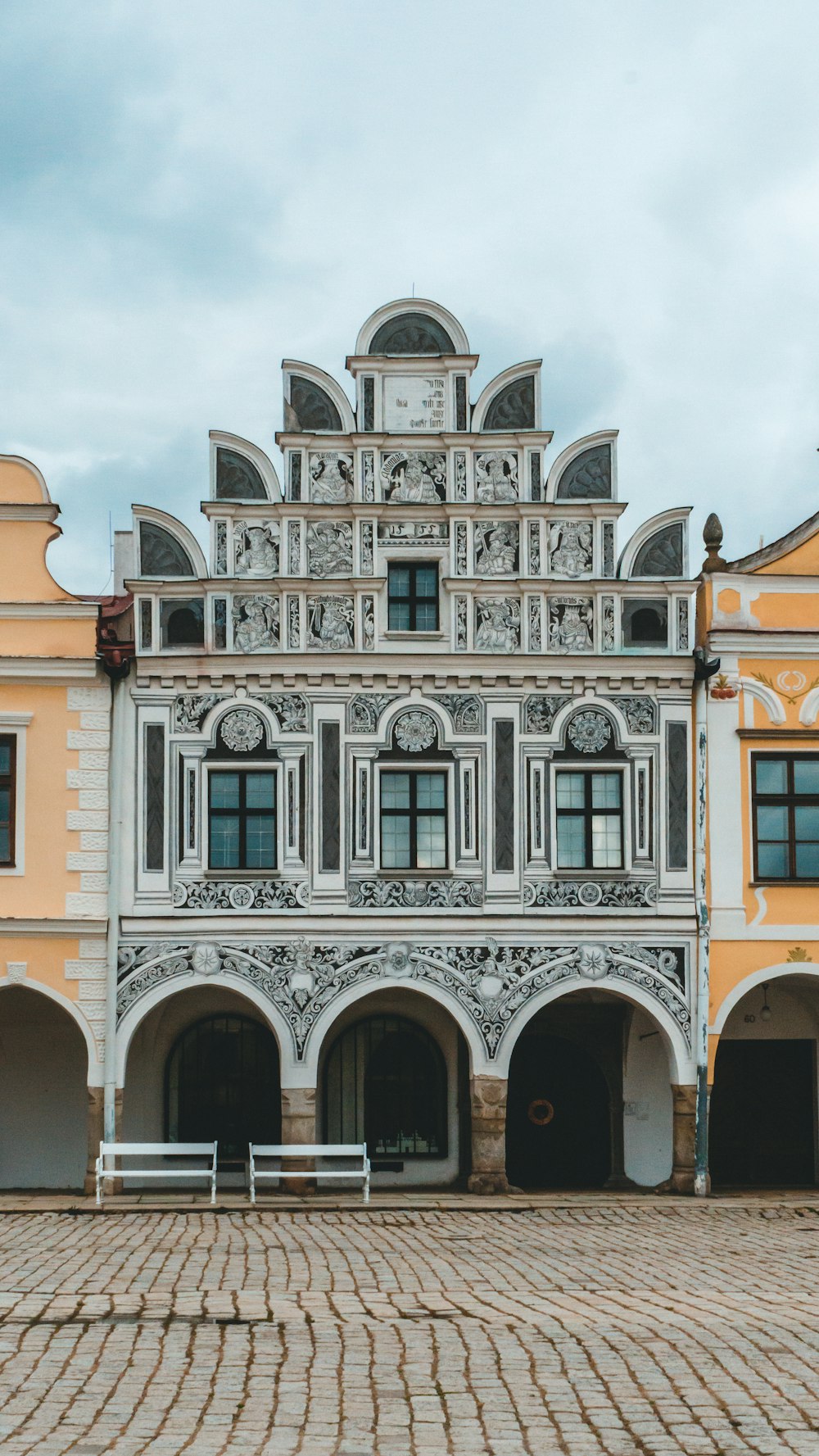 Edificio de hormigón blanco y marrón