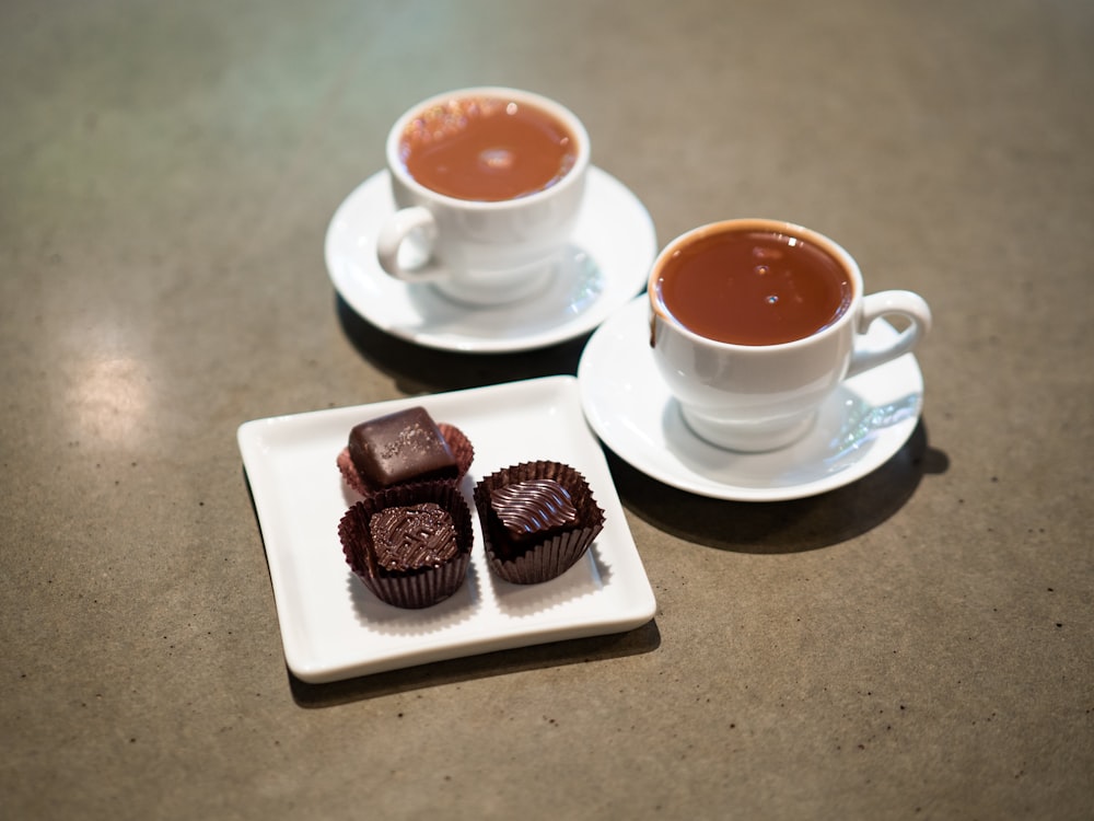 tasse à thé en céramique blanche sur soucoupe en céramique blanche