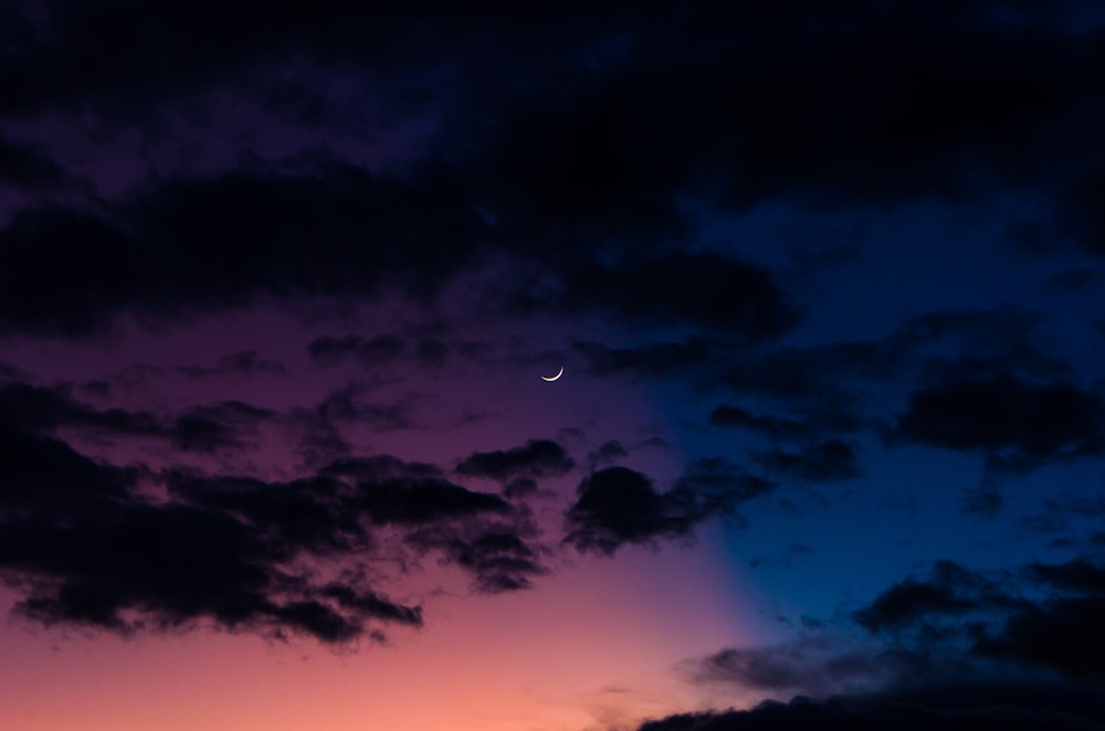 昼間の白い雲と青い空