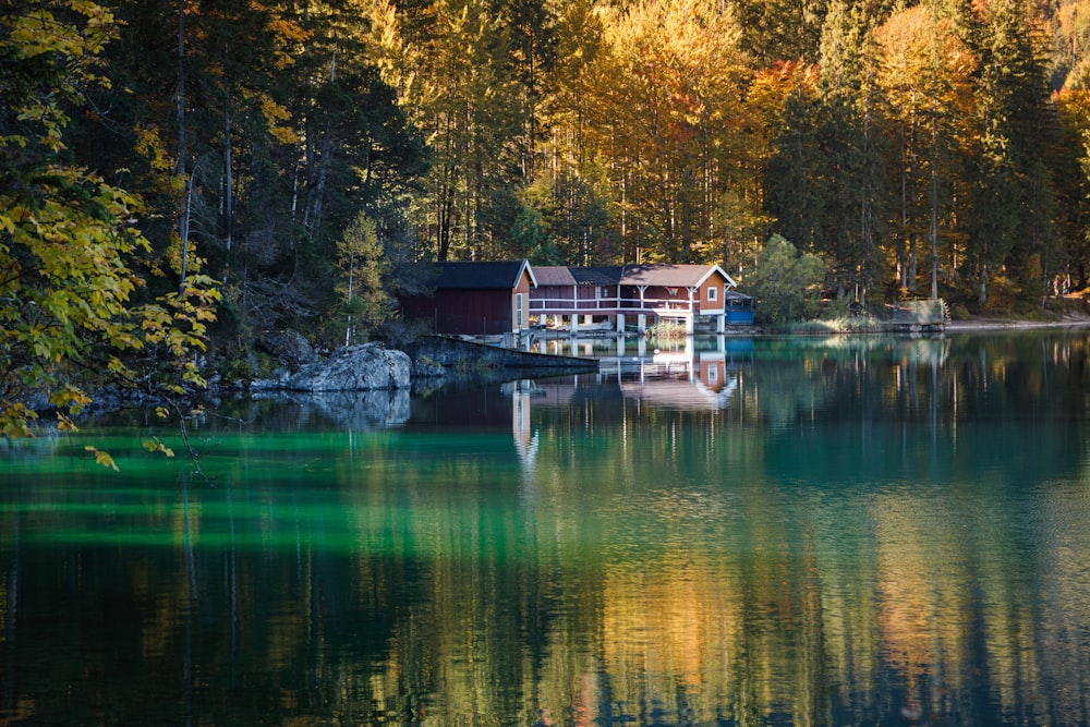 Casa de madera marrón en el lago durante el día