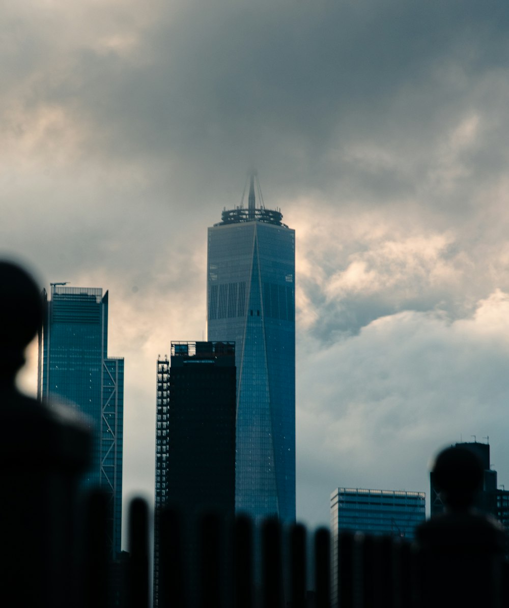 Skyline der Stadt tagsüber unter grauem, bewölktem Himmel