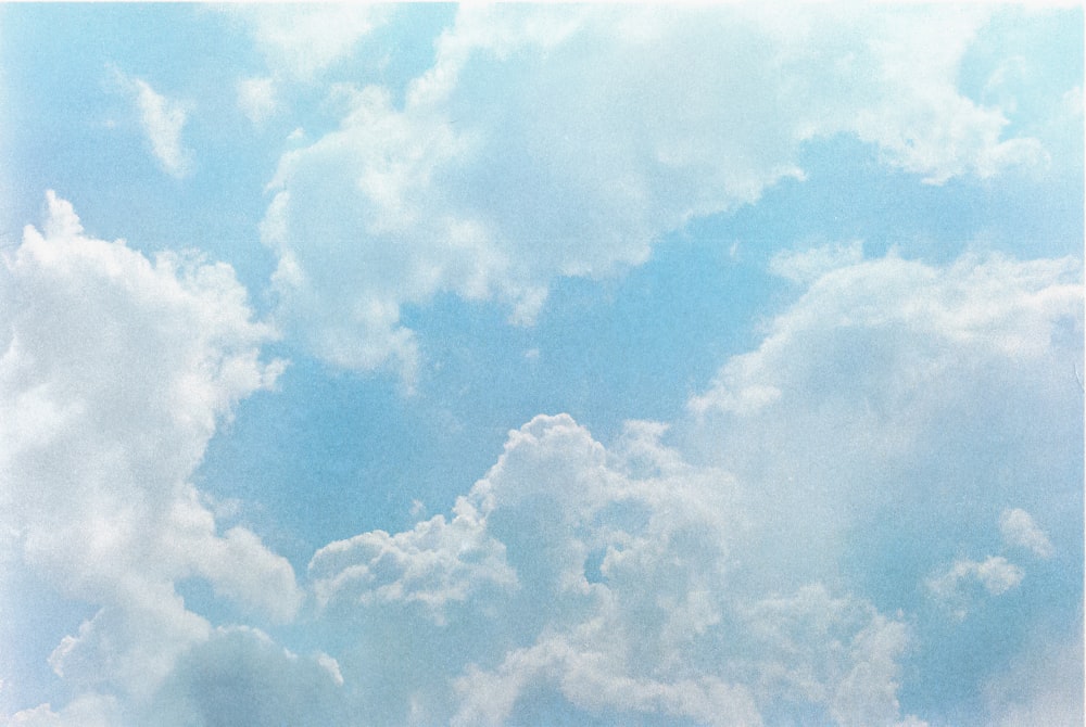 nuages blancs et ciel bleu