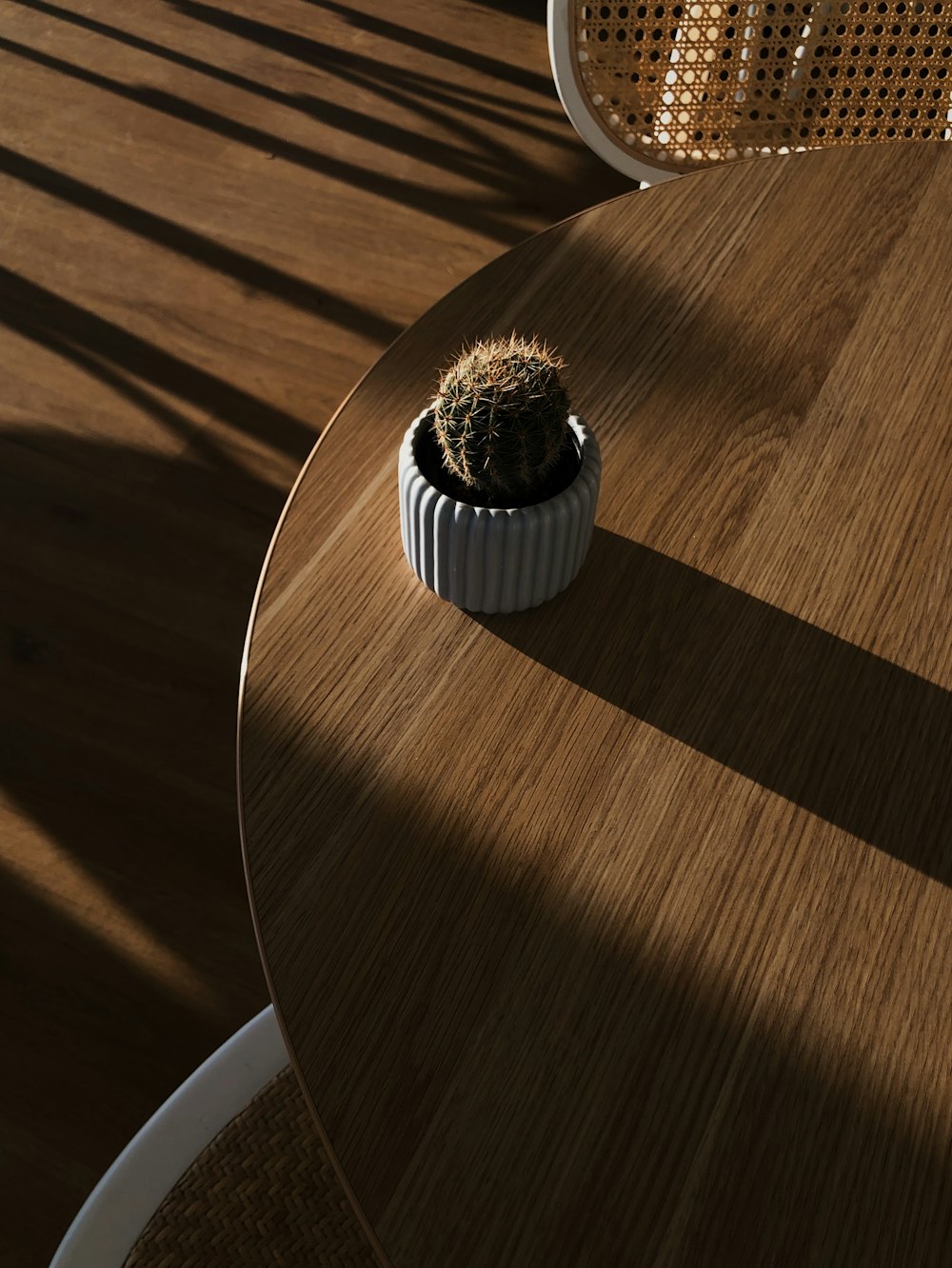 Adorno redondo blanco y negro sobre mesa de madera marrón