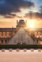 Pyramide et musée du Louvre au soleil couchant