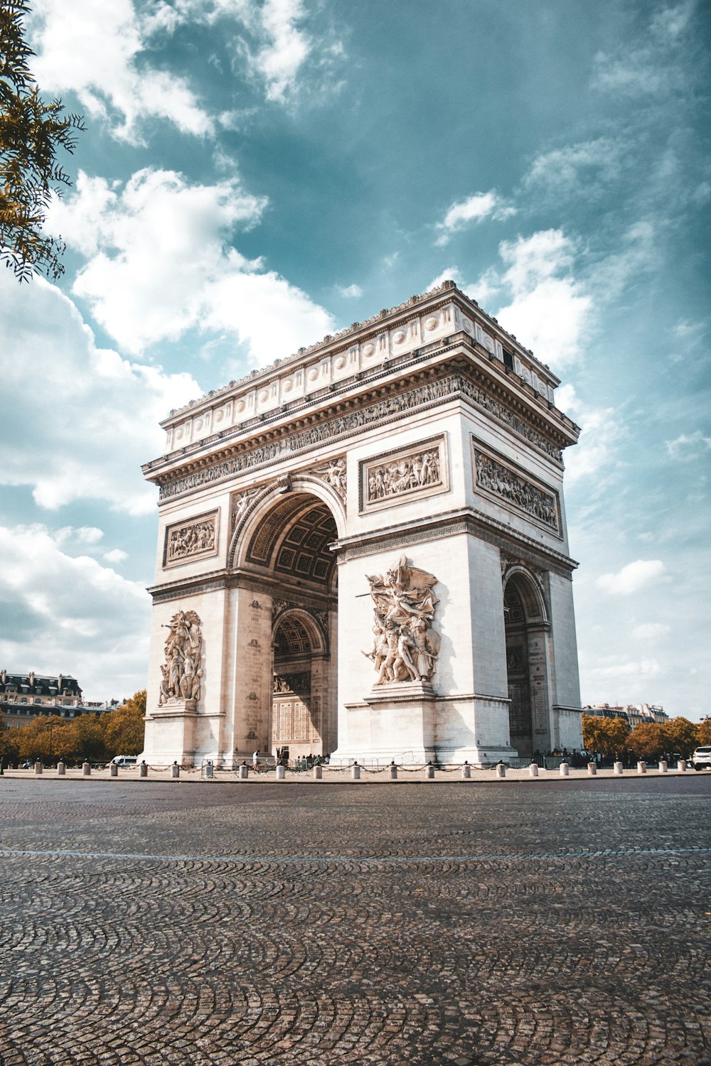 Arc de béton blanc sous le ciel bleu et nuages blancs pendant la journée