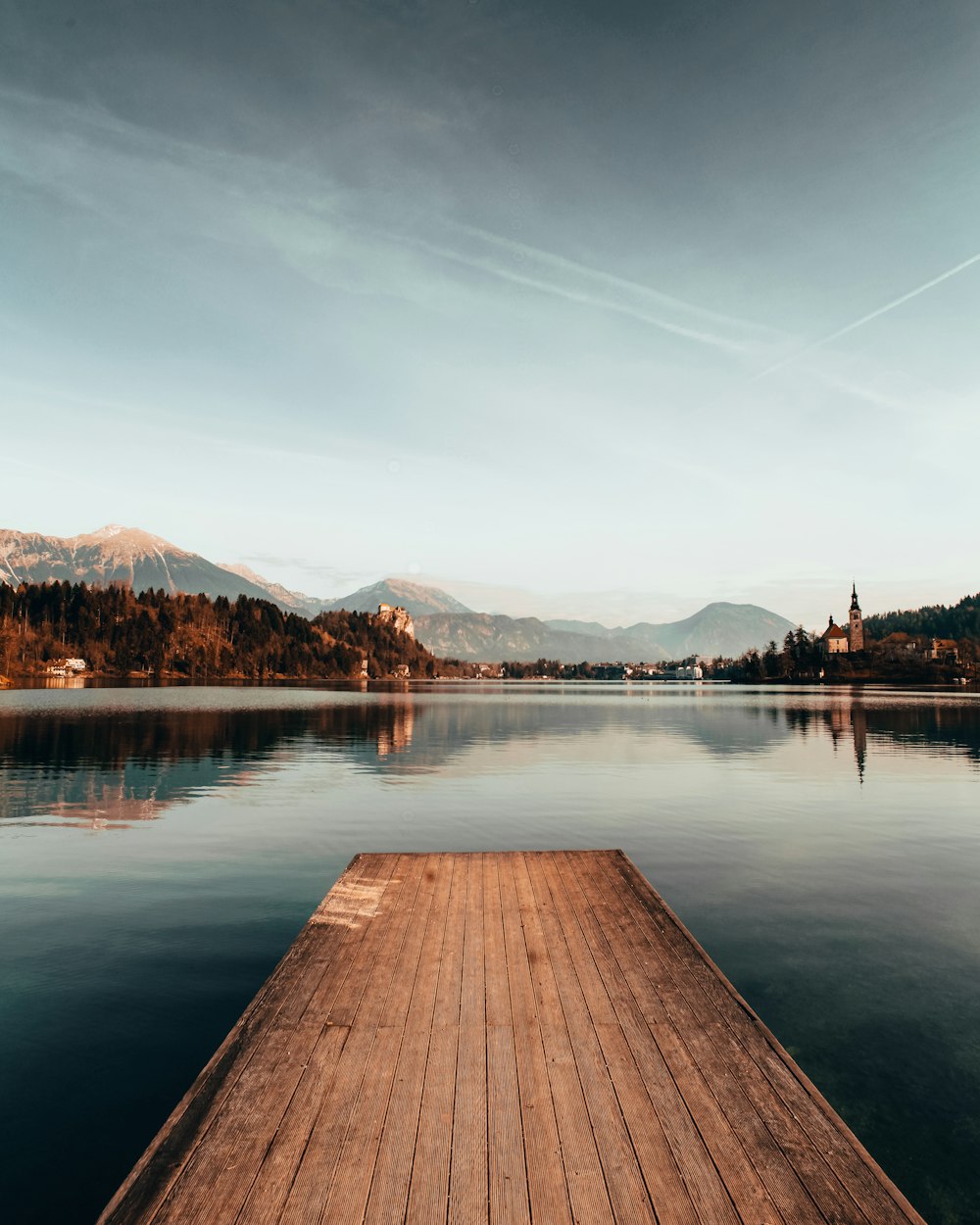 Braunes Holzdock am See tagsüber