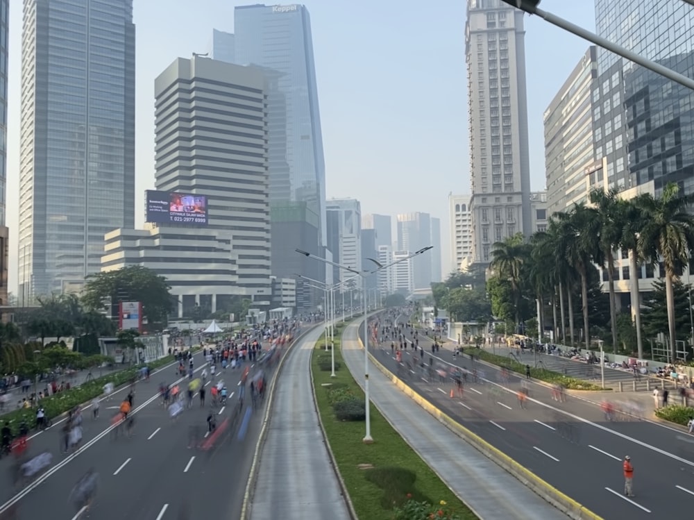 Coches en la carretera cerca de edificios durante el día