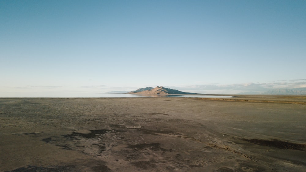 brauner Sand unter blauem Himmel tagsüber