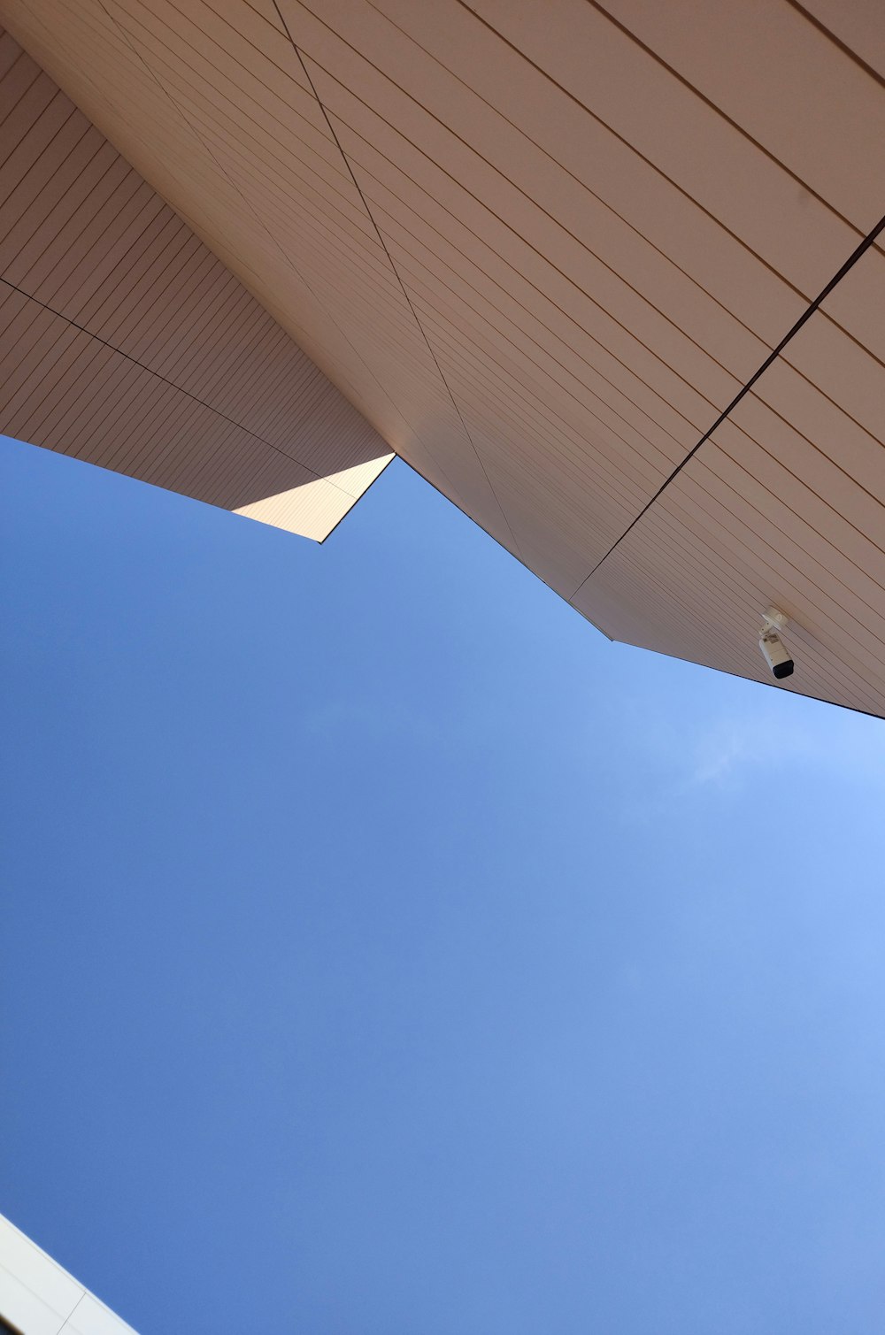 흰색 콘크리트 건물 위에 흰색과 파란색 하늘