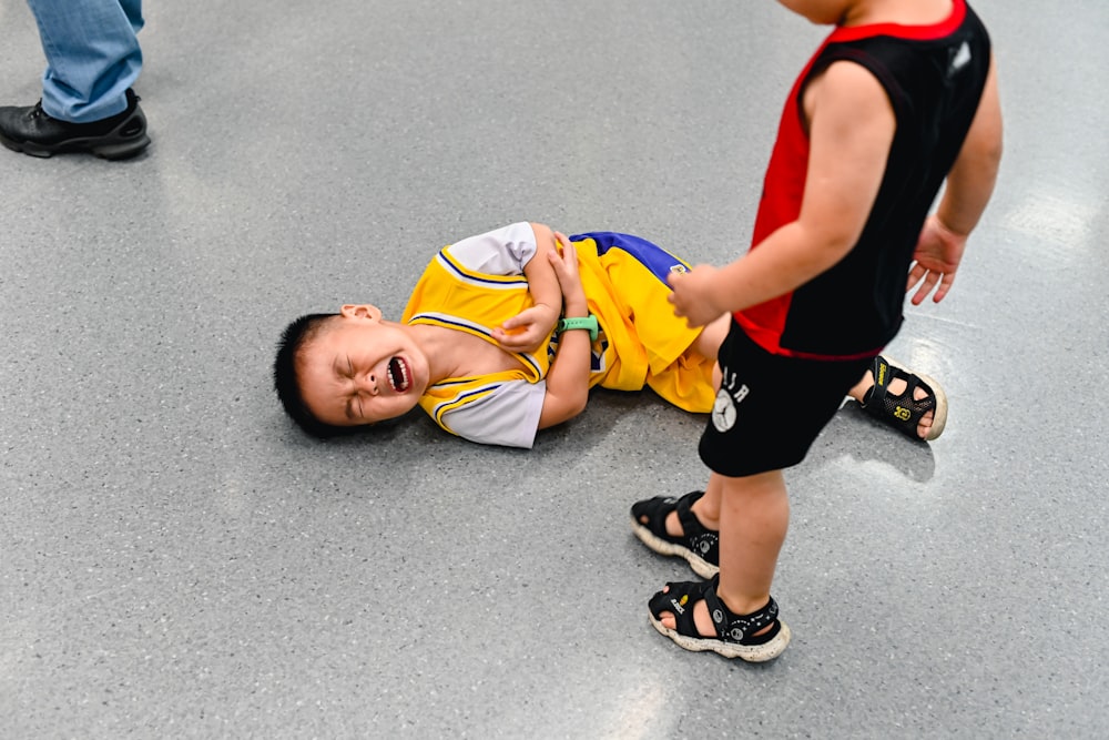 地面に横たわる2人の少年