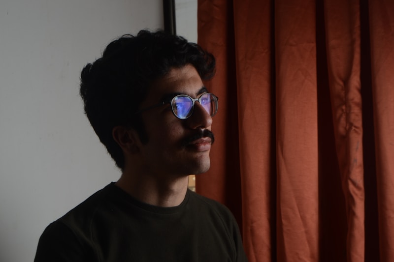 Siyah tişört ve güneş gözlüğüyle cool görünüm