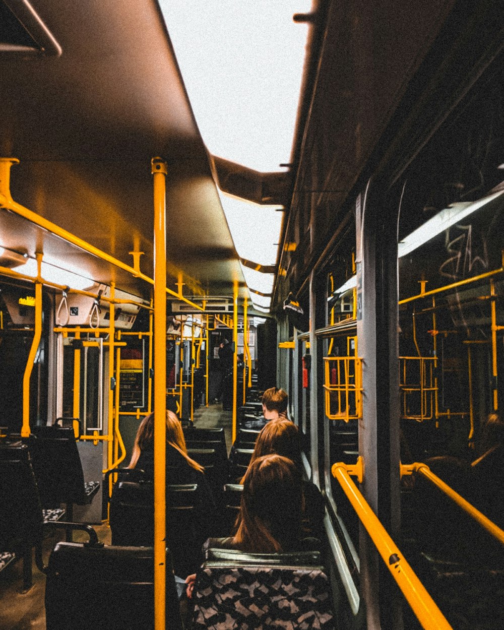 Personas sentadas en el asiento del tren