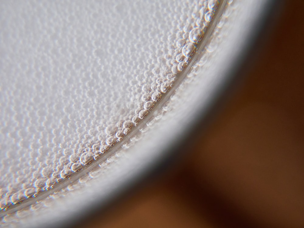 Plato redondo blanco sobre mesa de madera marrón