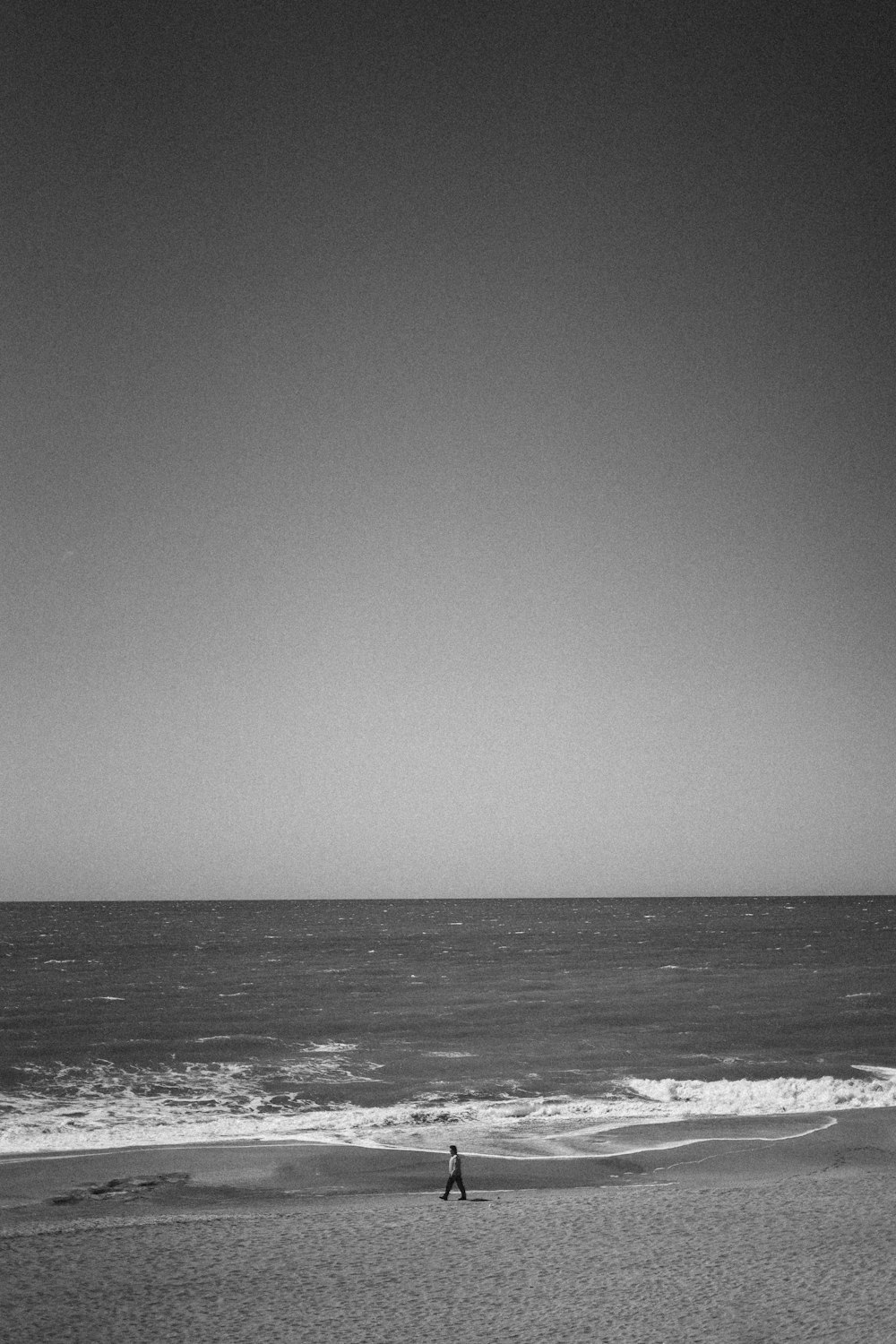 foto em tons de cinza das ondas do oceano
