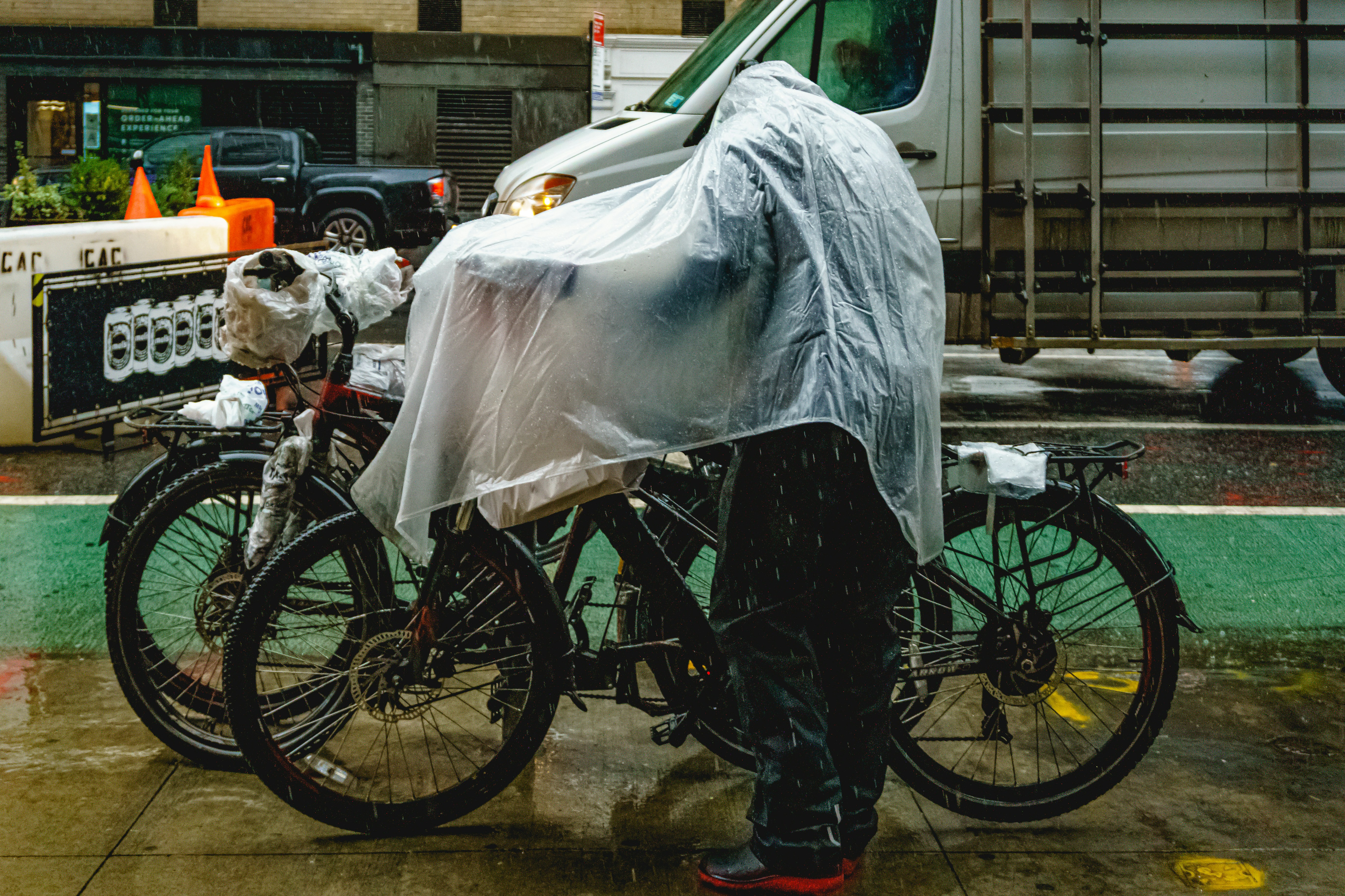 モンベルのレインポンチョを着用した自転車乗車シーン