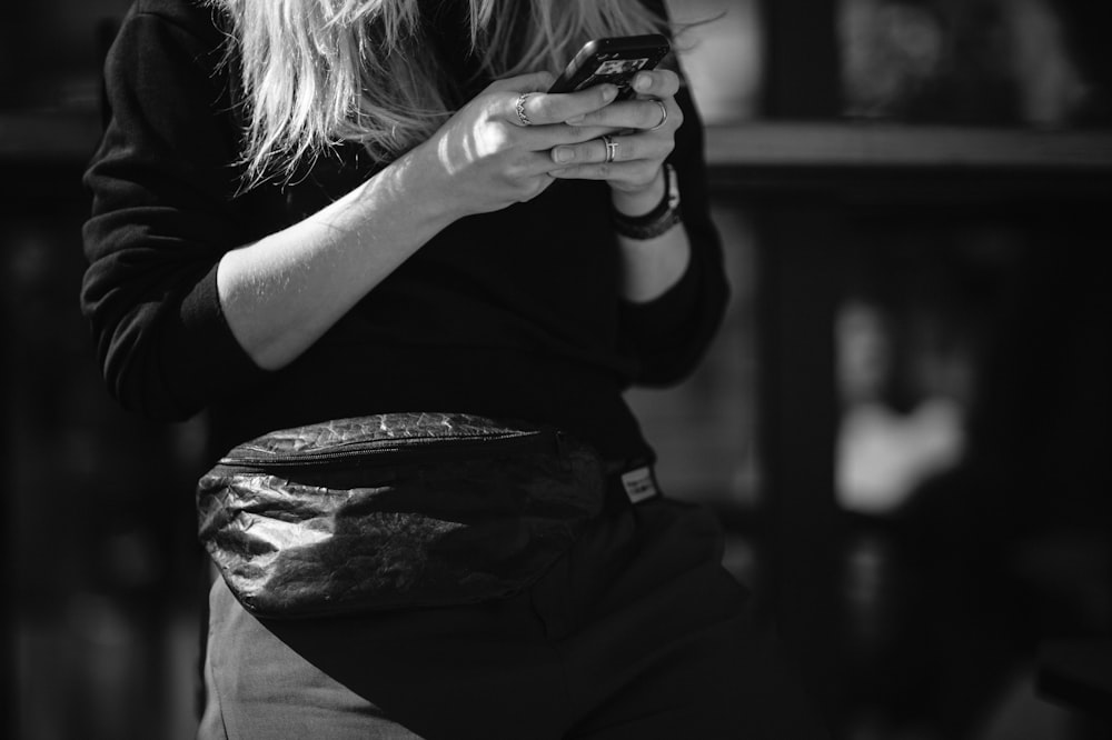 Foto en escala de grises de una mujer con camisa negra