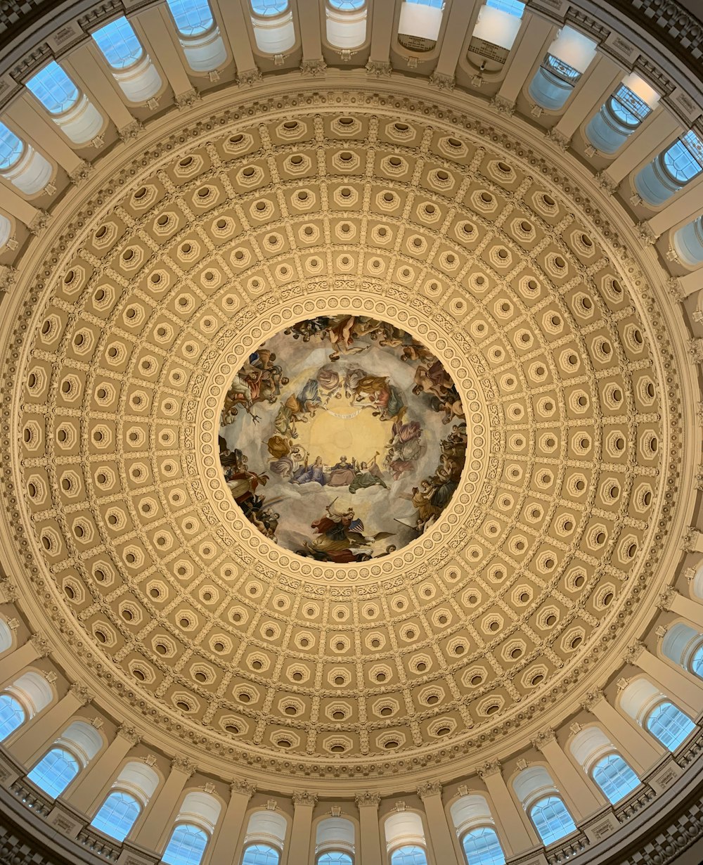 Techo de cúpula marrón y blanco