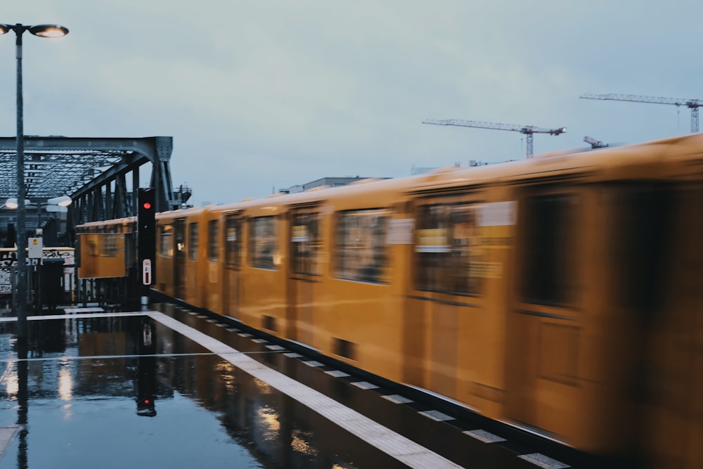 낮 동안 철도 도로의 노란색 기차