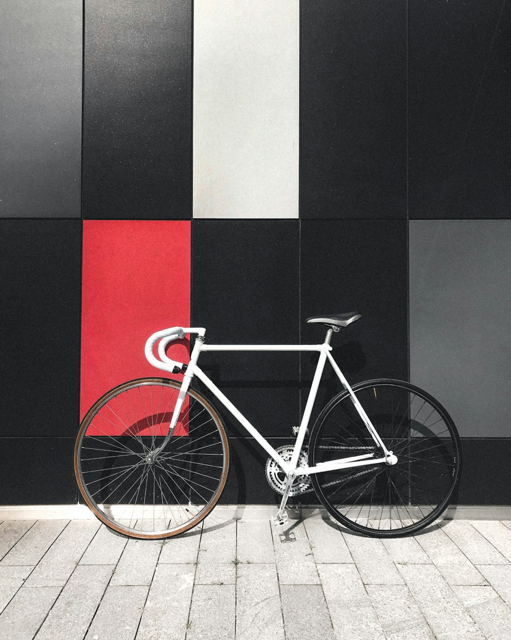 Bicicleta de carretera blanca y roja