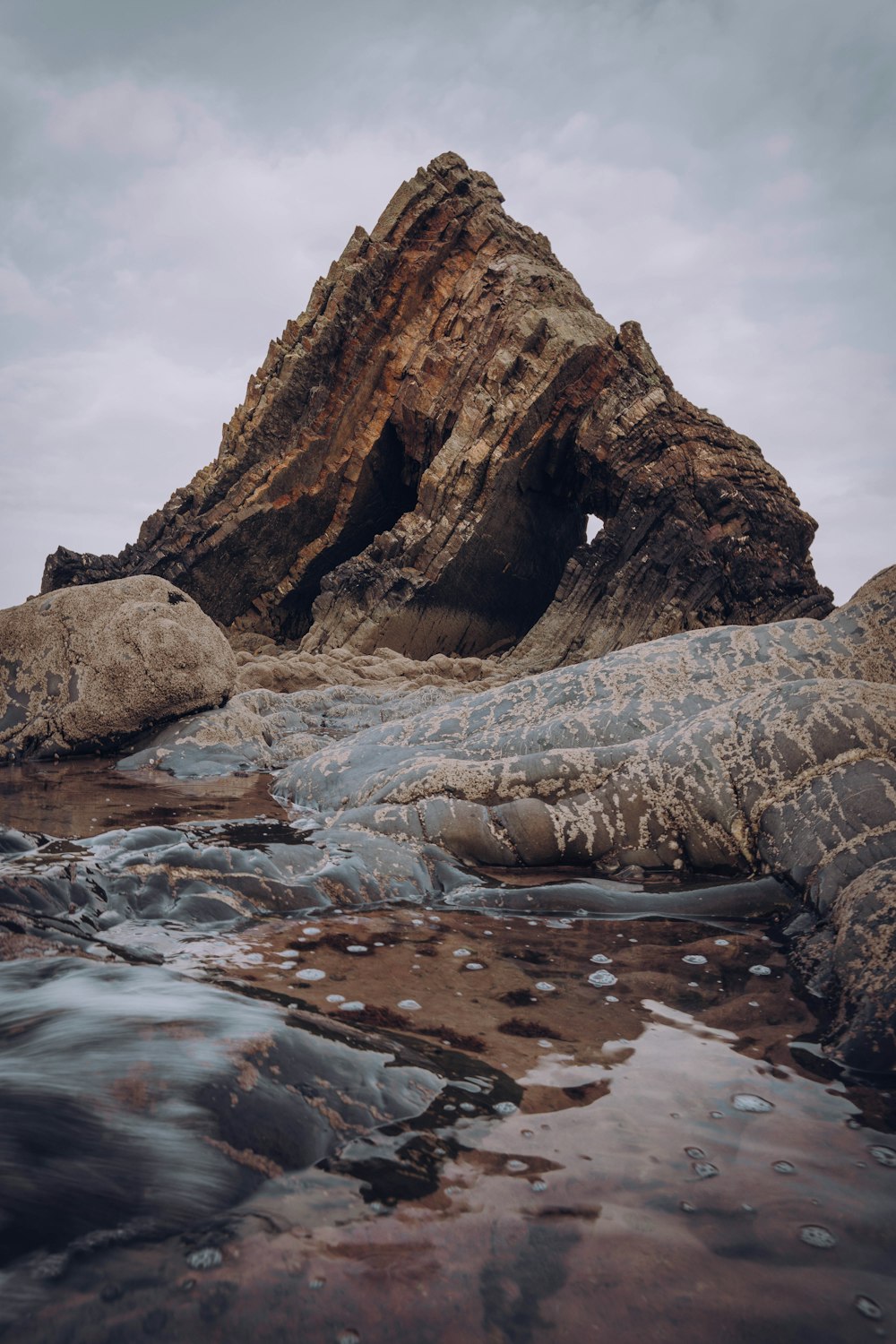 Formación de rocas marrones en el agua