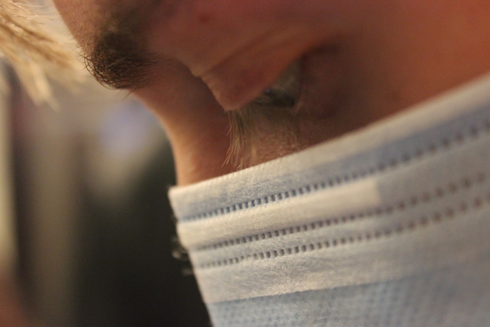 Hombre con camisa blanca y azul